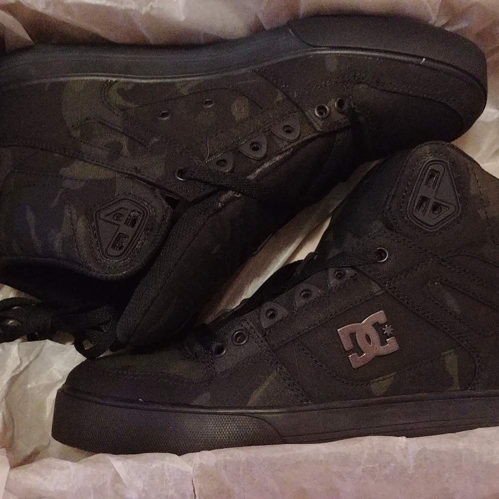 Flash Sale NWT DC Hi-Top